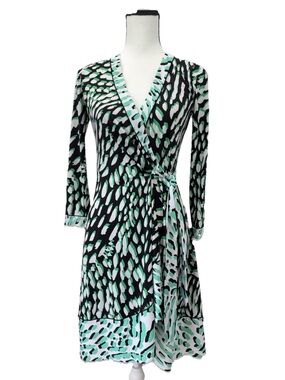 BCBG Max Azria Quindan Wrap Dress in Light Evergreen Black White Size XS NWT